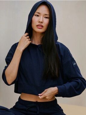ALO Yoga Muse Hoodie Cropped Sweatshirt in Ribbed Knit Navy Size M
